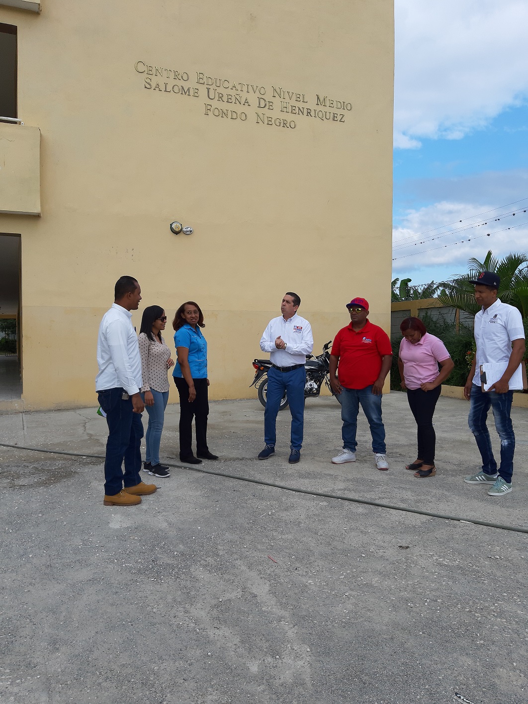  imagen Comisi&oacute;n del Minerd supervisa instalaciones del centro educativo en busca de averias. 