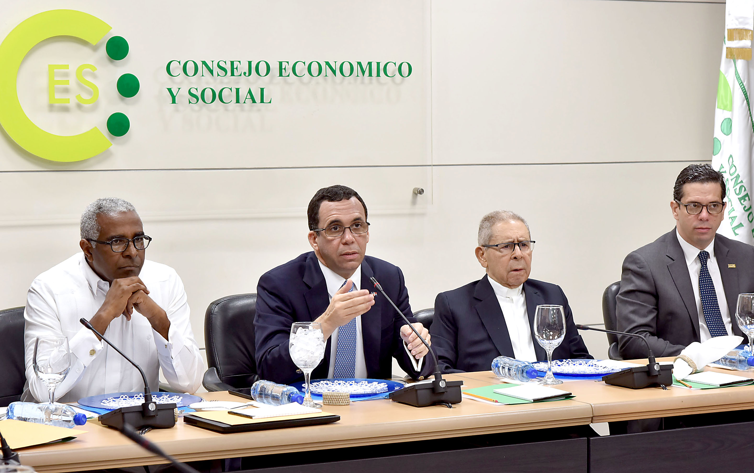  imagen Ministro Andr&eacute;s Navarro junto a miembros del Consejos Econ&oacute;mico y Social sentaros durante reuni&oacute;n &nbsp; 