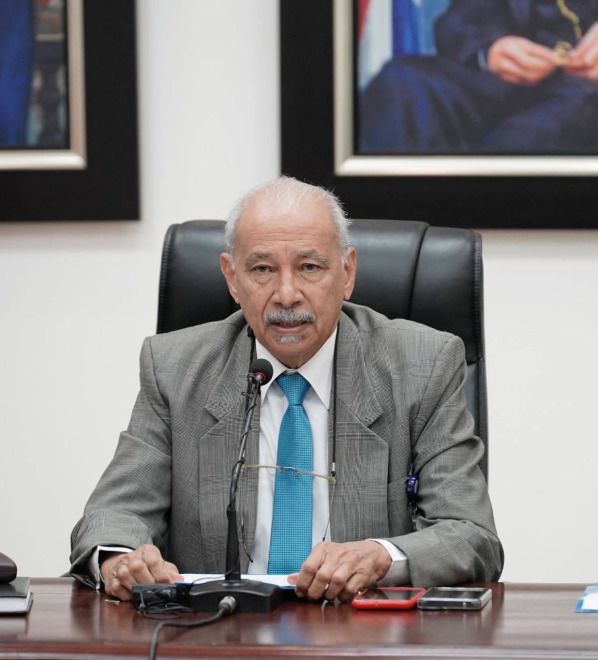  imagen Autoridades gubernamentales del MINERD. 