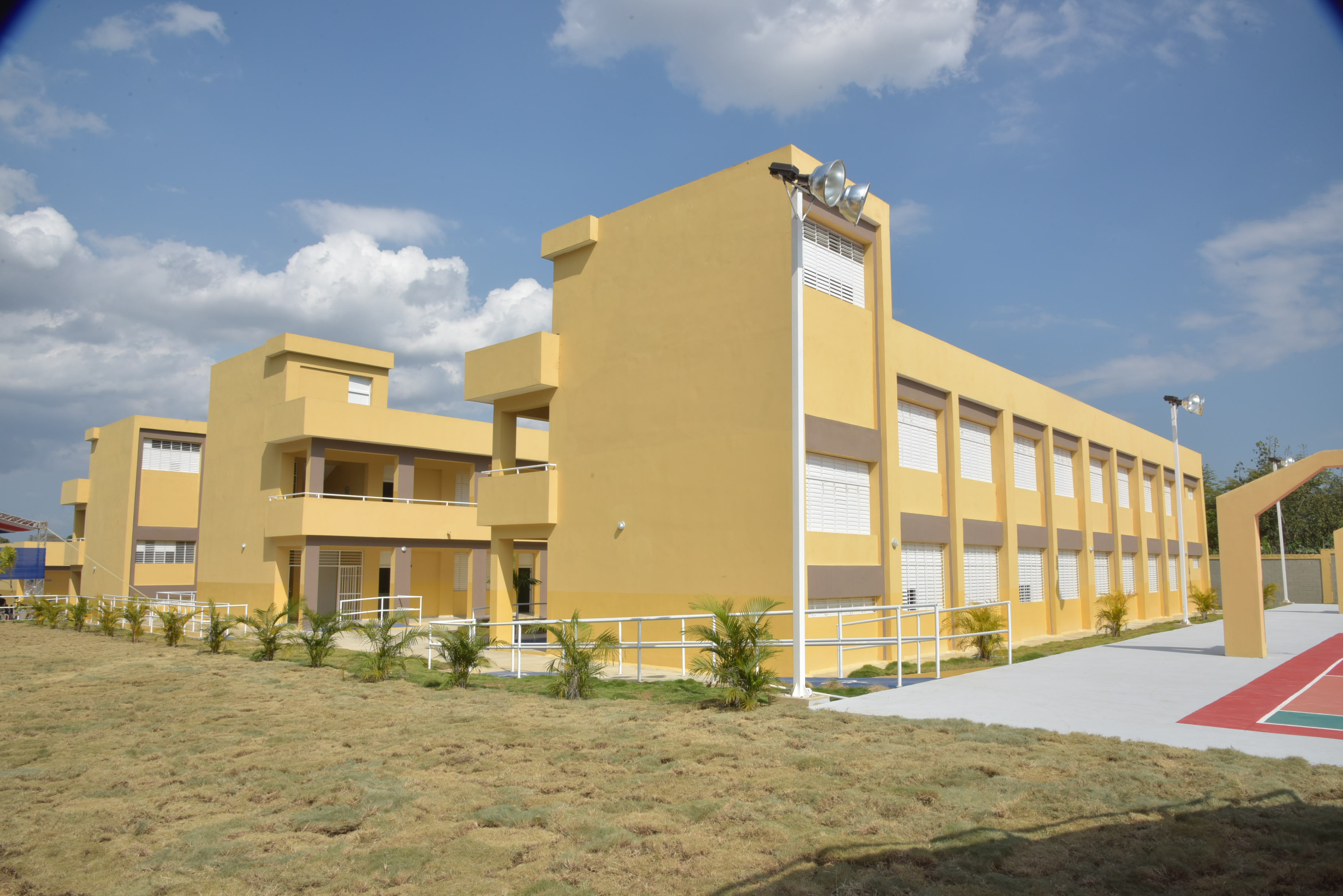  imagen Presidente Danilo Medina de pie cortando cinta junto a ministro Antonio Pe&ntilde;a Mirabal y dem&aacute;s autoridades educativas 