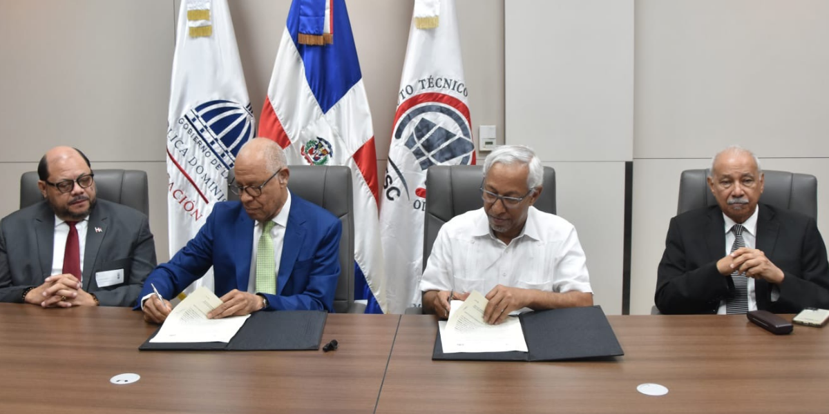  imagen Ministro &Aacute;ngel Hern&aacute;ndez junto a representantes del ITSC 