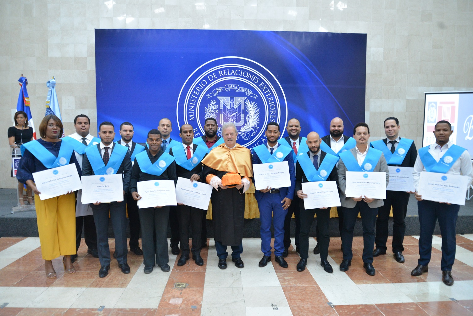  imagen Foto colectiva de los graduados por MINERD en la Universidad Next Business School de Espa&ntilde;a. 