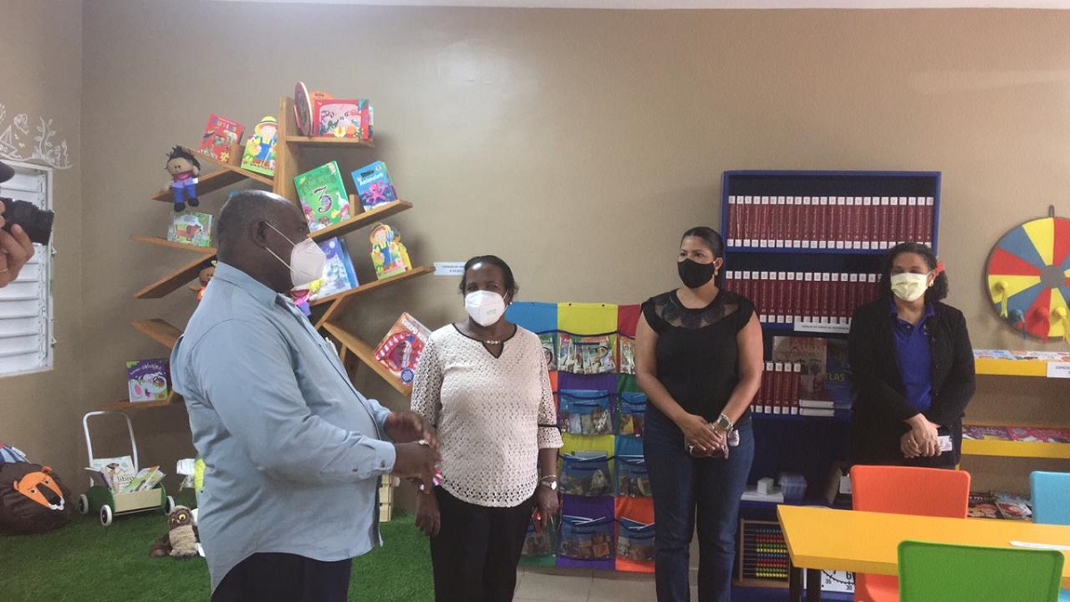  imagen El director de la Regional de Educaci&oacute;n 15 de Santo Domingo lll, Francisco De la Cruz Disla, participa en la inauguraci&oacute;n del Centro de Recursos Multimodales para el Aprendizaje (CREM), el cual se desarrolla en el marco de La Estrategia de Formaci&oacute;n Continua Centrada en la Escuela (EFCCE) del Instituto Tecnol&oacute;gico de Santo Domingo (INTEC). 