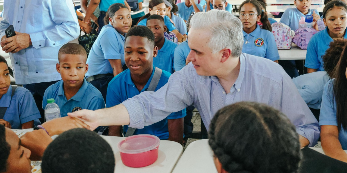  imagen Ministro De Camps almorzando con los estudiantes&nbsp; 