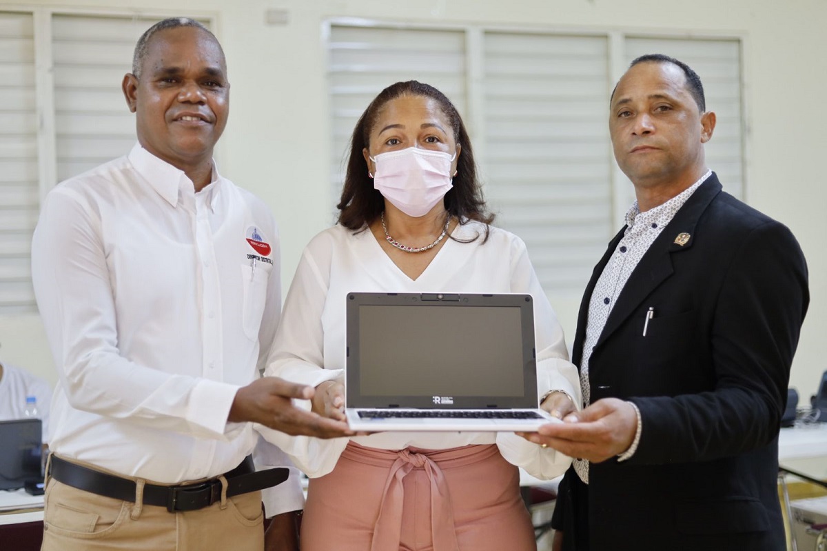  imagen El acto de entrega estuvo encabezado por el Director de este Distrito Educativo 13-04, Carlos Sandoval Abreu, la Gobernadora de esta provincia Rosalba Milagros Pe&ntilde;a, tambi&eacute;n estuvo presente el Director del Distrito 13-05 de Loma Cabrera, Ignacio G&oacute;mez, y&nbsp; la Directora del 13-06 de Restauraci&oacute;n Valeria Luciano P&eacute;rez. 