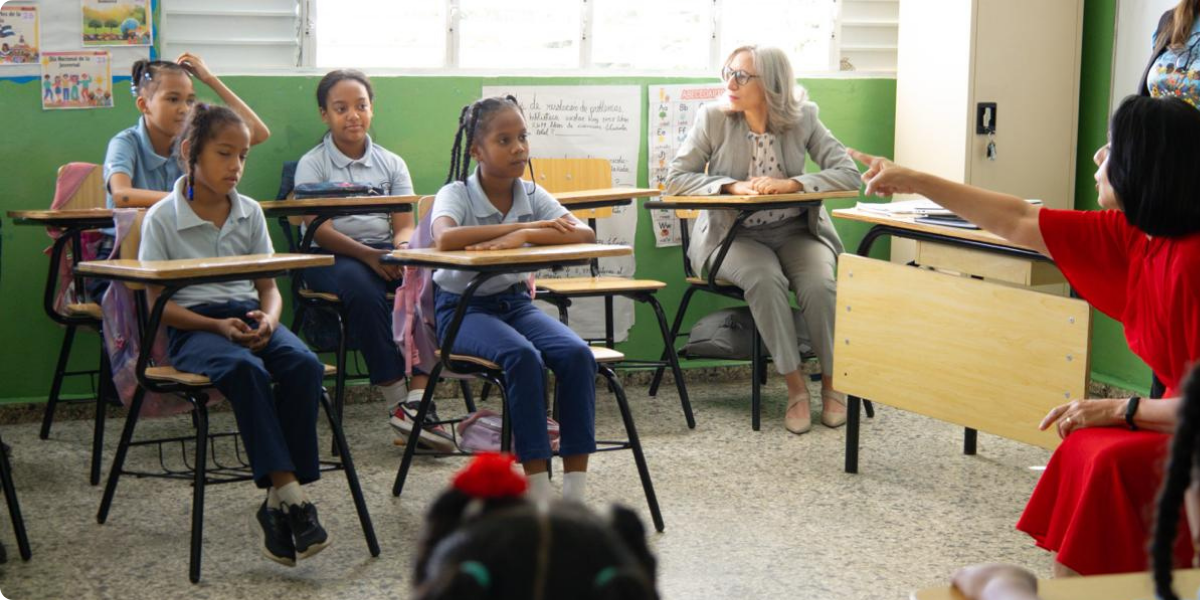  imagen La primera dama Raquel Arbaje imparti&oacute; este jueves una clase de Moral, C&iacute;vica y &Eacute;tica Ciudadana a estudiantes de cuarto de primaria de la Escuela Padre Eulalio Arias 