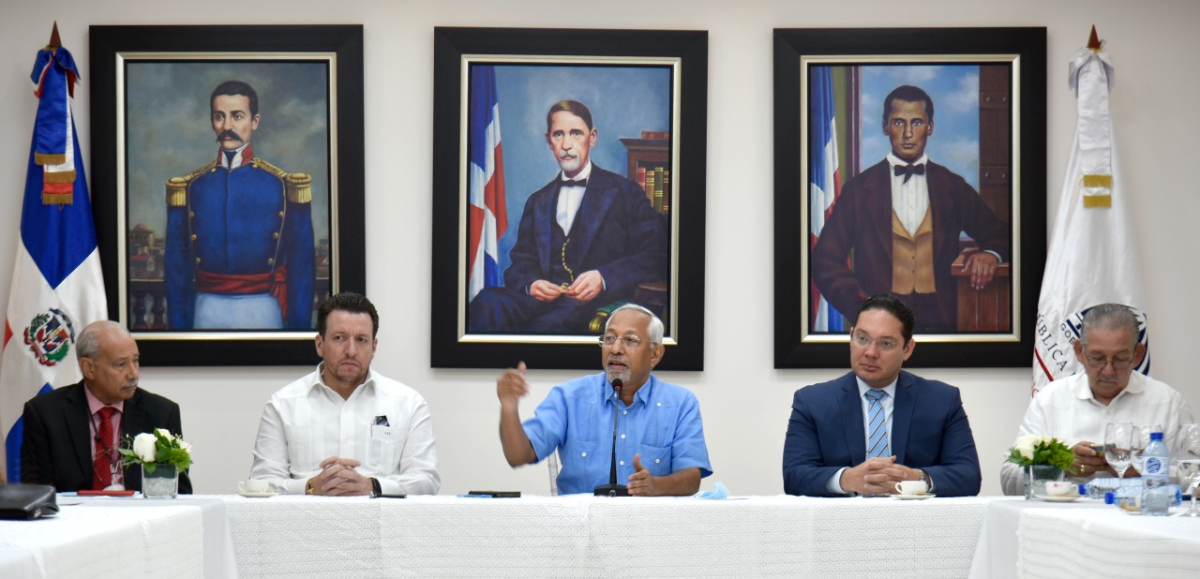  imagen Ministro de Educaci&oacute;n,&nbsp; &Aacute;ngel Hern&aacute;ndez&nbsp; reunido con representantes de la Asociaci&oacute;n Dominicana de Universidades&nbsp; (ADOU) y Asociaci&oacute;n Dominicana de Rectores de Universidades (ADRU). 