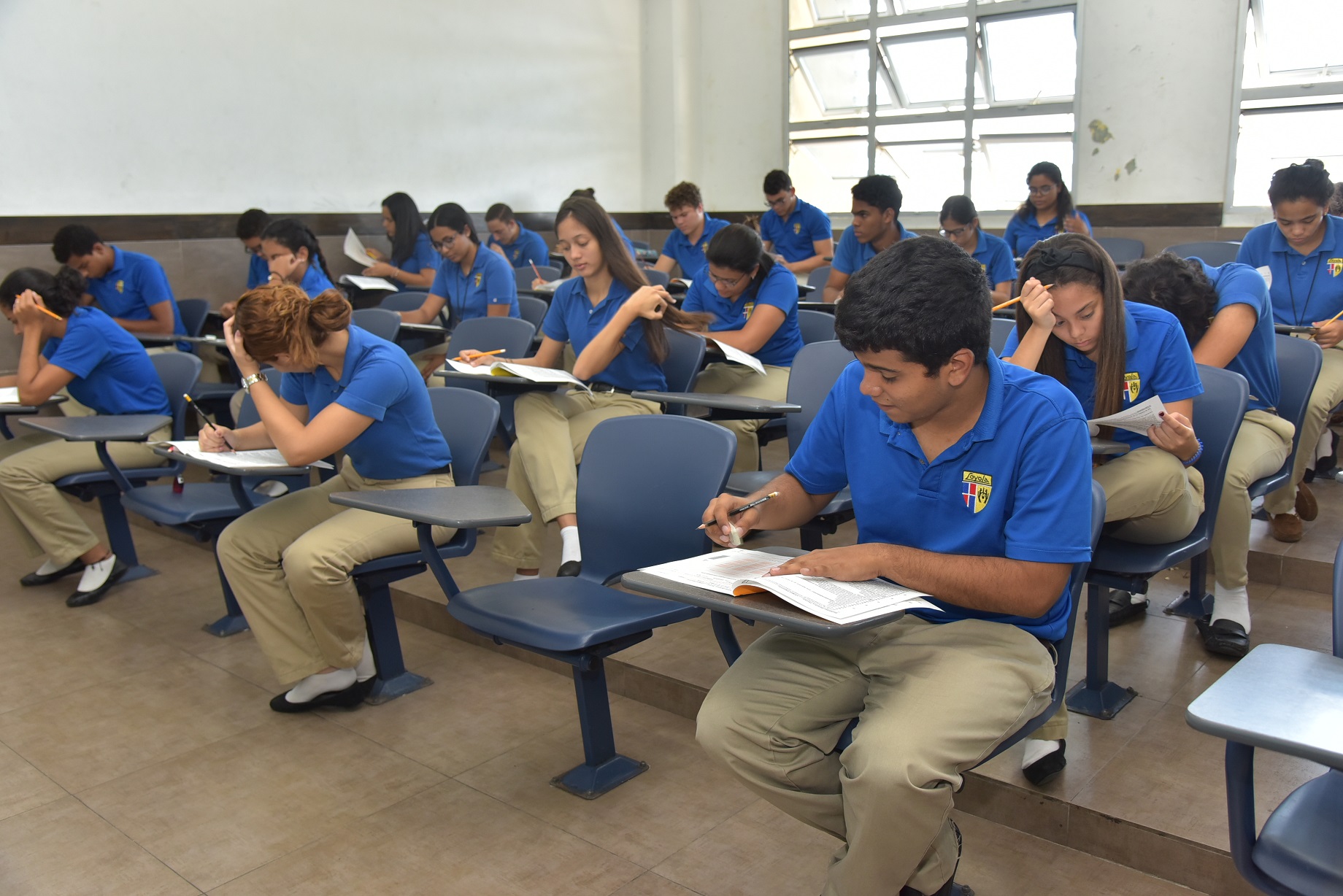  imagen Grupo de estudiantes durante evaluaci&oacute;n de pruebas nacionales. 