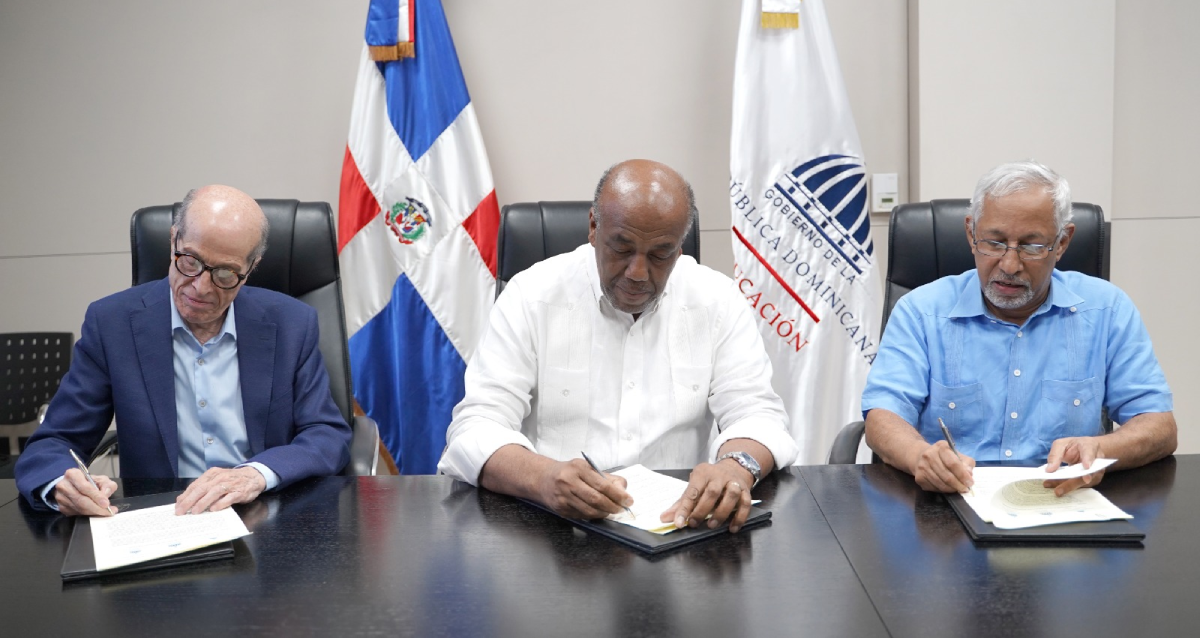  imagen Ministros de Educaci&oacute;n, &Aacute;ngel Hern&aacute;ndez, y de Energ&iacute;a y Minas, Antonio Almonte, con la presencia de Max Puig, presidente del Consejo Consultivo de Cambio Clim&aacute;tico y Mecanismo de Desarrollo Limpio (CNCCMDL) 