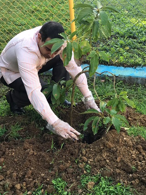  imagen Estudiantes de secundaria mientras reciben charla sobre la importancia de los humedales para el ecosistema y la vida. 