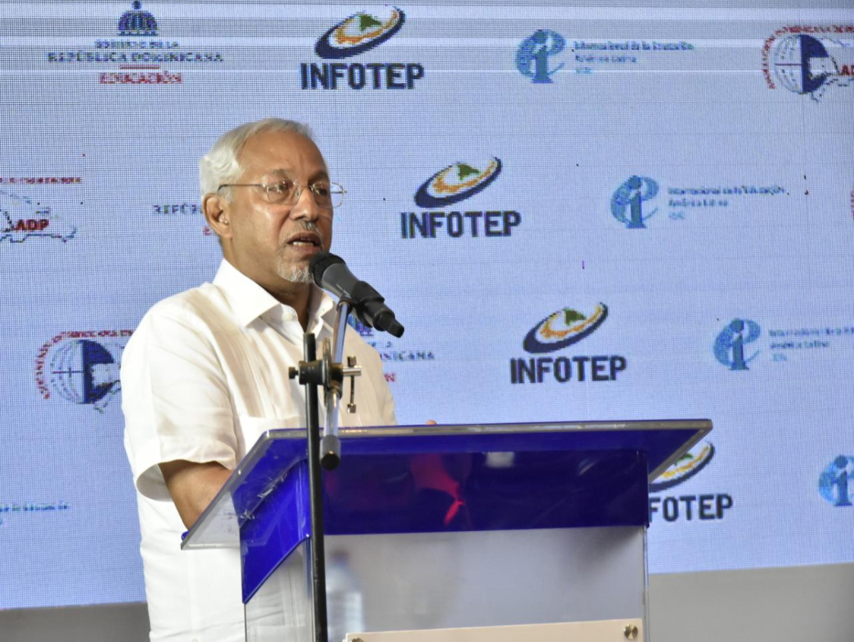  imagen Ministro de Educaci&oacute;n, &Aacute;ngel Hern&aacute;ndez, reunido con el director del Infotep, Rafael Santos y presidente de la ADP, Eduardo Hidalgo. 