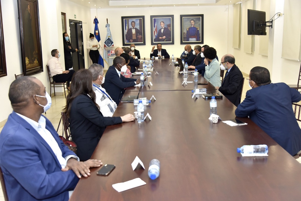  imagen Ministro Pe&ntilde;a Mirabal durante la reuni&oacute;n 