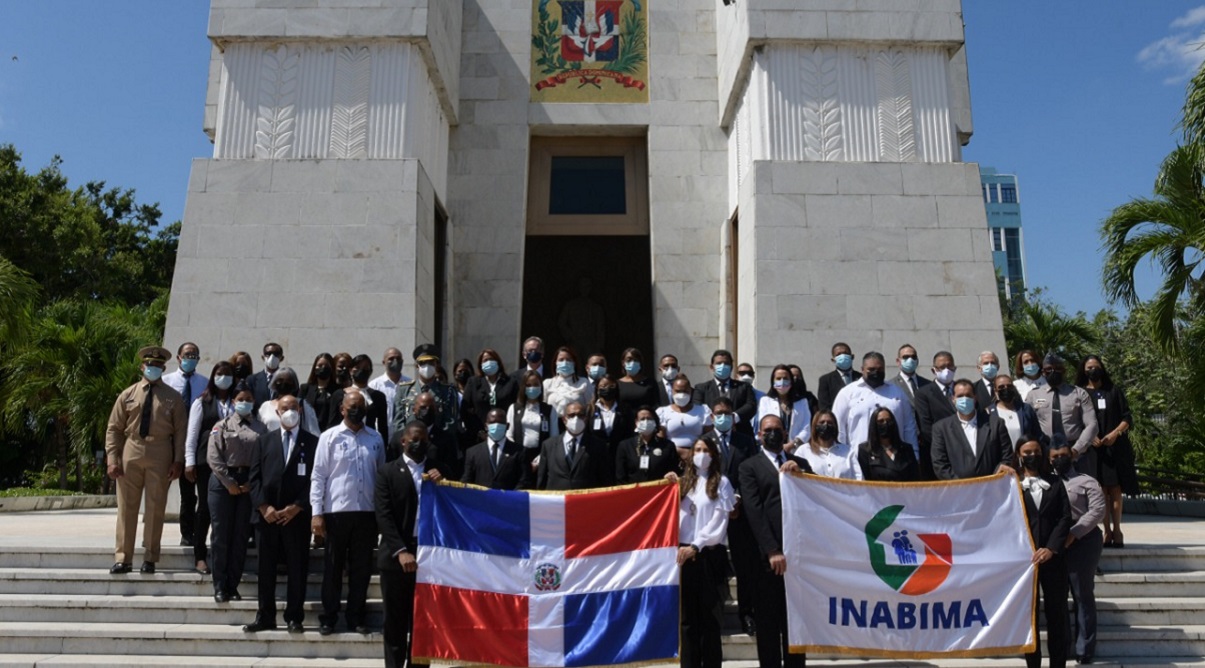  imagen En los actos estuvieron presentes, entre otros, Wilson Rafael, representante del MINERD; Sheyla Castillo, viceministra del MAP; Esteban P&eacute;rez Polanco, director del Instituto Nacional de Educaci&oacute;n F&iacute;sica (INEFI) y Juan P&eacute;rez, asesor del Banco de Reservas, as&iacute; como funcionarios y empleados de la instituci&oacute;n. 