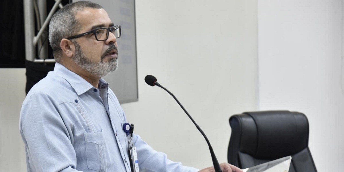  imagen Viceministro de Planificaci&oacute;n y Desarrollo Educativo del MINERD, Rolando Reyes en el&nbsp;Sal&oacute;n Ercilia Pep&iacute;n junto a entidades que apoyan al proyecto 