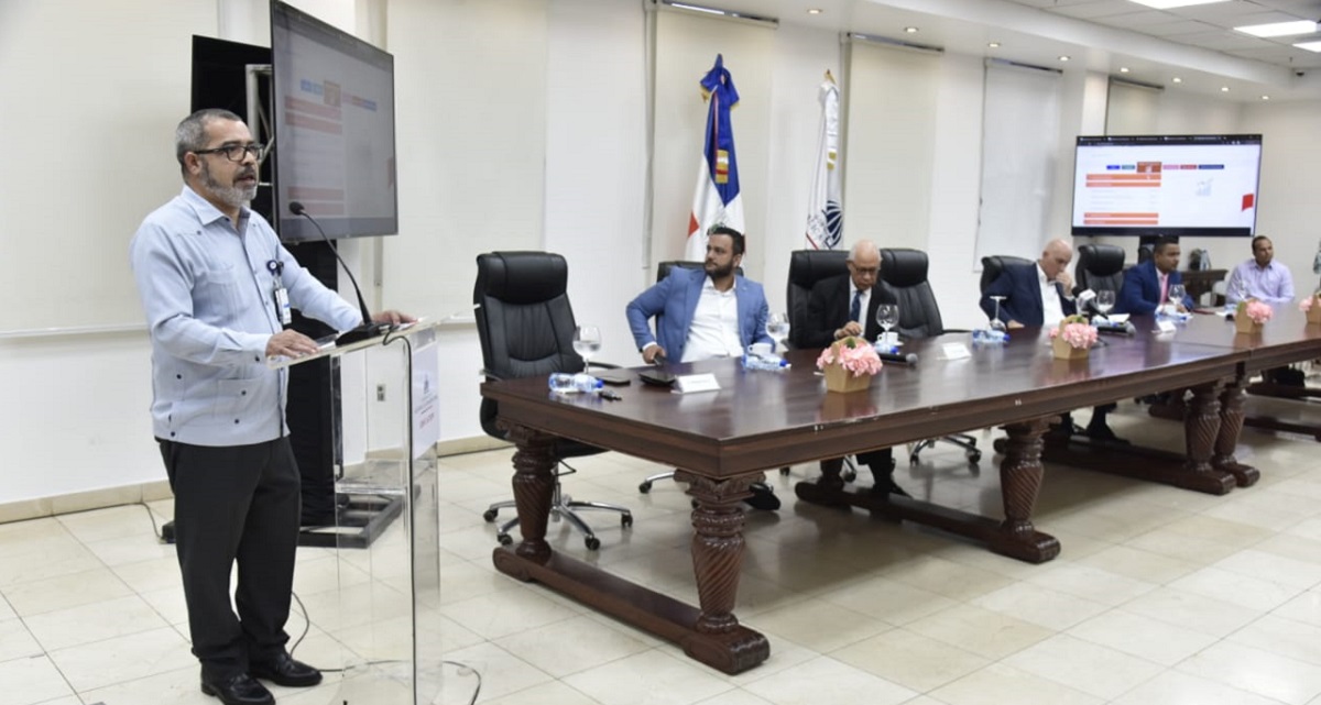  imagen Viceministro de Planificaci&oacute;n y Desarrollo Educativo del MINERD, Rolando Reyes en el&nbsp;Sal&oacute;n Ercilia Pep&iacute;n junto a entidades que apoyan al proyecto 