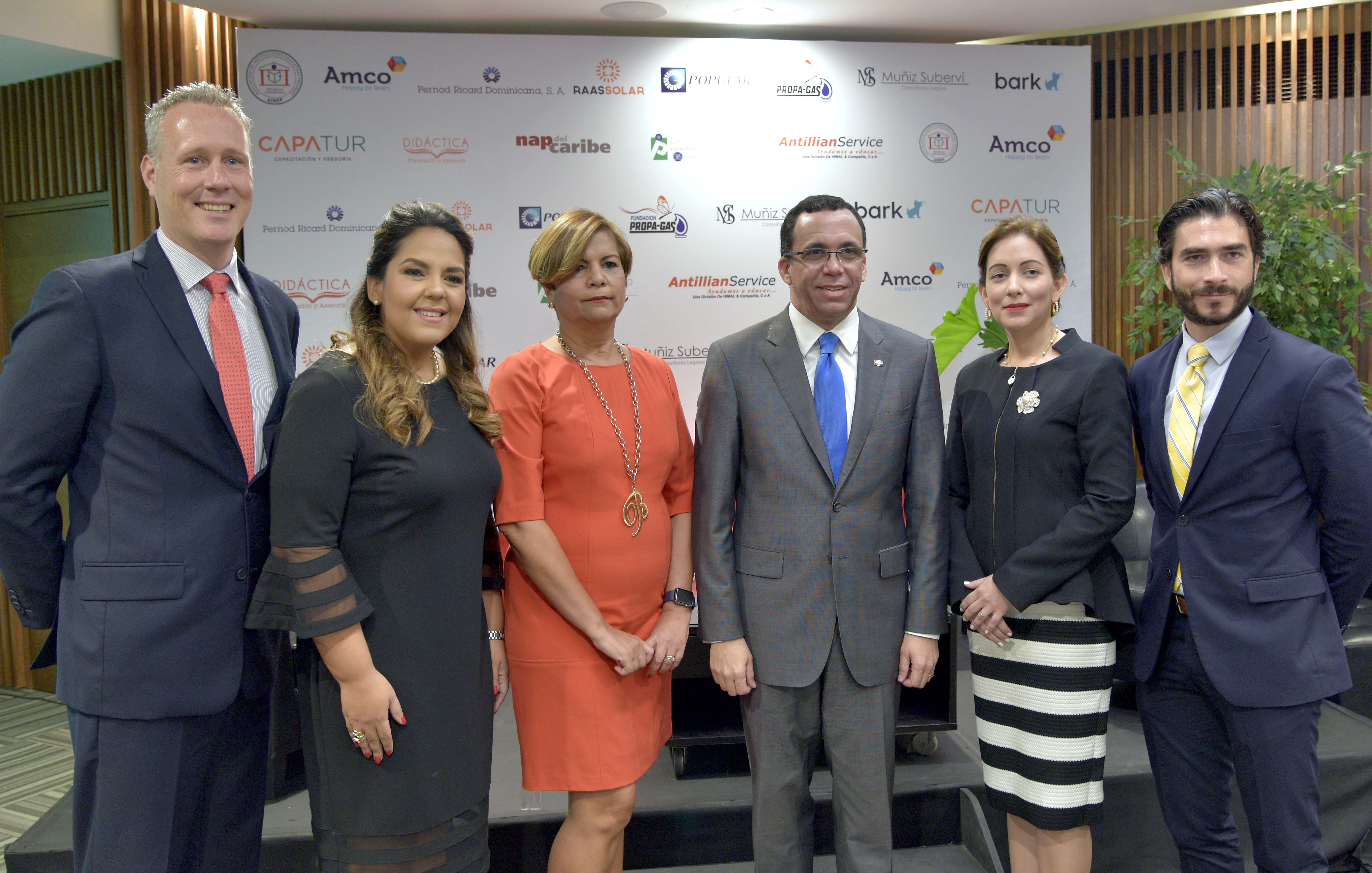  imagen &nbsp;Ministro Andres Navarro de pie desde podium se dirige a cientos de participantes en conferencia sobre educacion&nbsp; 