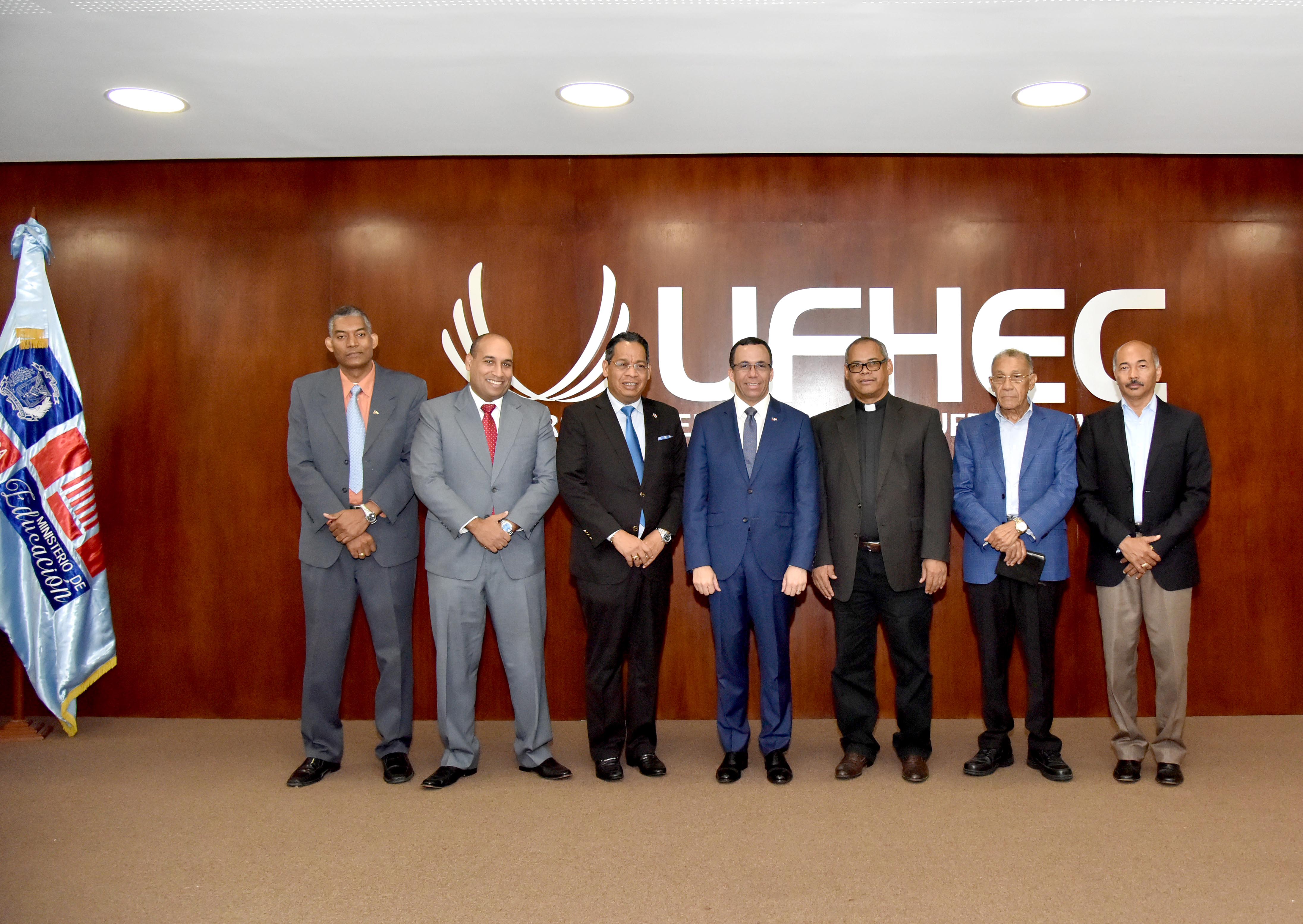  imagen Ministro Andr&eacute;s Navarro de pie en podium dirigiendo discurso a personas en auditorium de la universidad Federico Henr&iacute;quez y Carvajal&nbsp; 