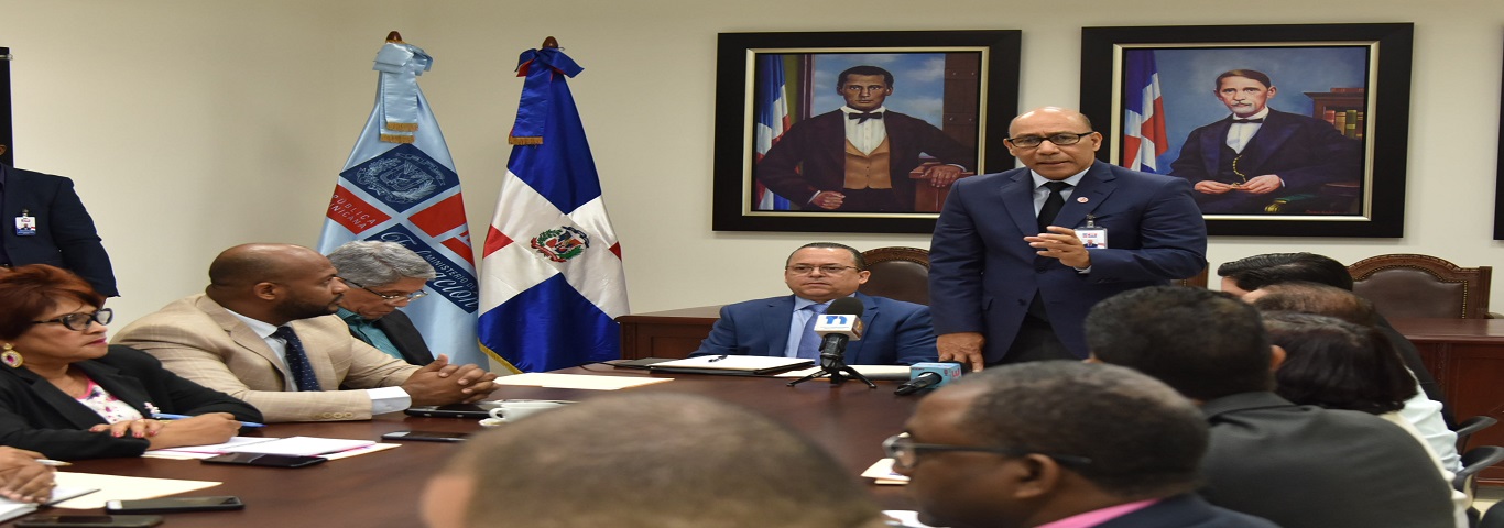  imagen Autoridades del MINERD reunidas 