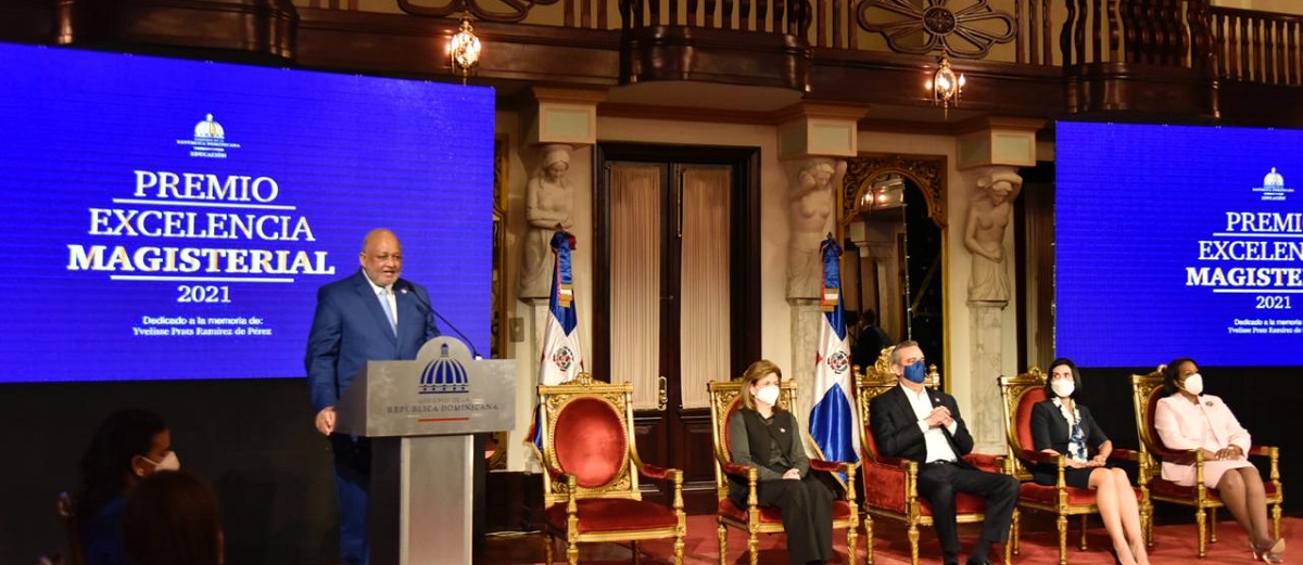  imagen Luis Santos Lora, Director General de Cultura del Ministerio de Educaci&oacute;n; miembros del Consejo Nacional de Educaci&oacute;n, viceministros y funcionarios del Ministerio de Educaci&oacute;n, directores Regionales, Distritales y Departamentales del Ministerio de Educaci&oacute;n. 