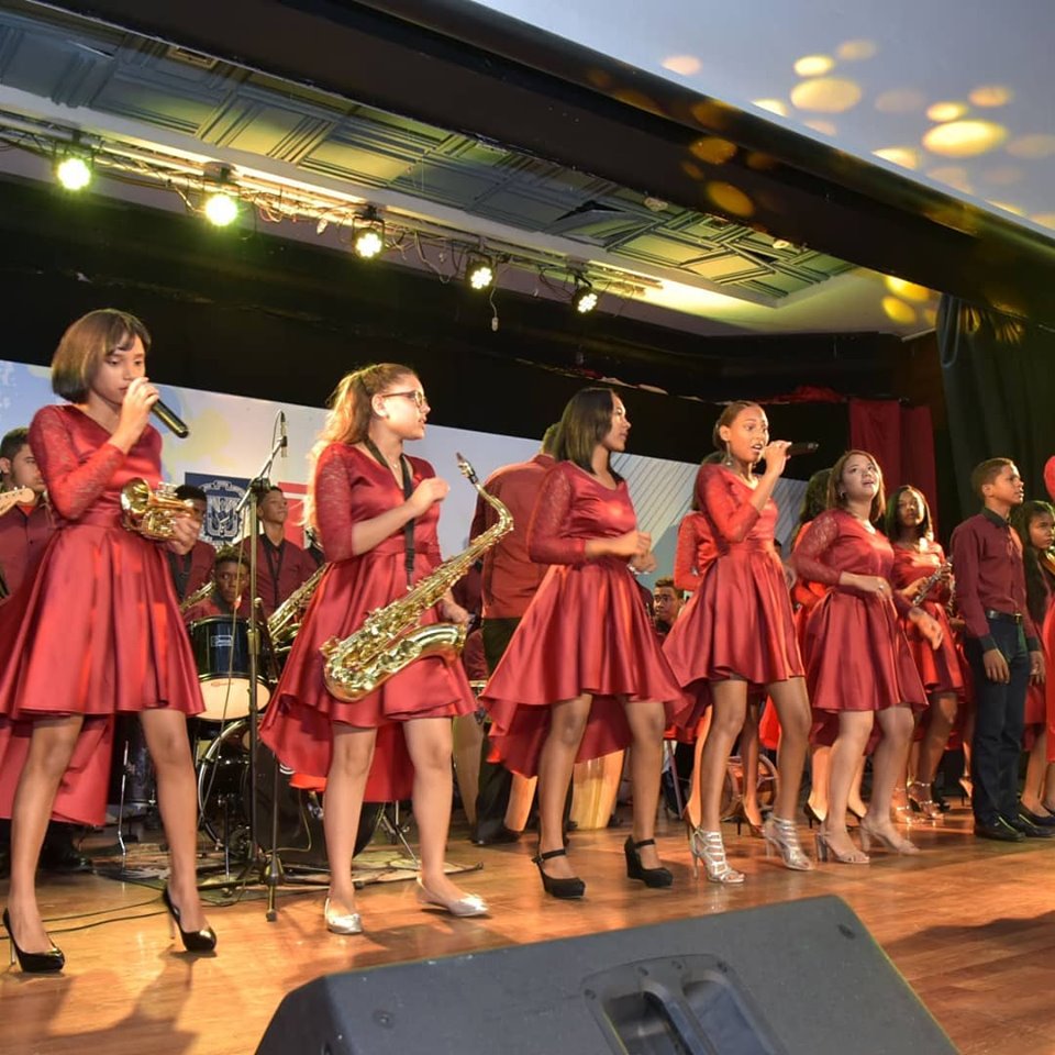  imagen Ni&ntilde;os bailan en el escenario durante su presentaci&oacute;n en XII Muestra Nacional de Educaci&oacute;n Art&iacute;stica y la Sexta Gala de la Modalidad en Artes 