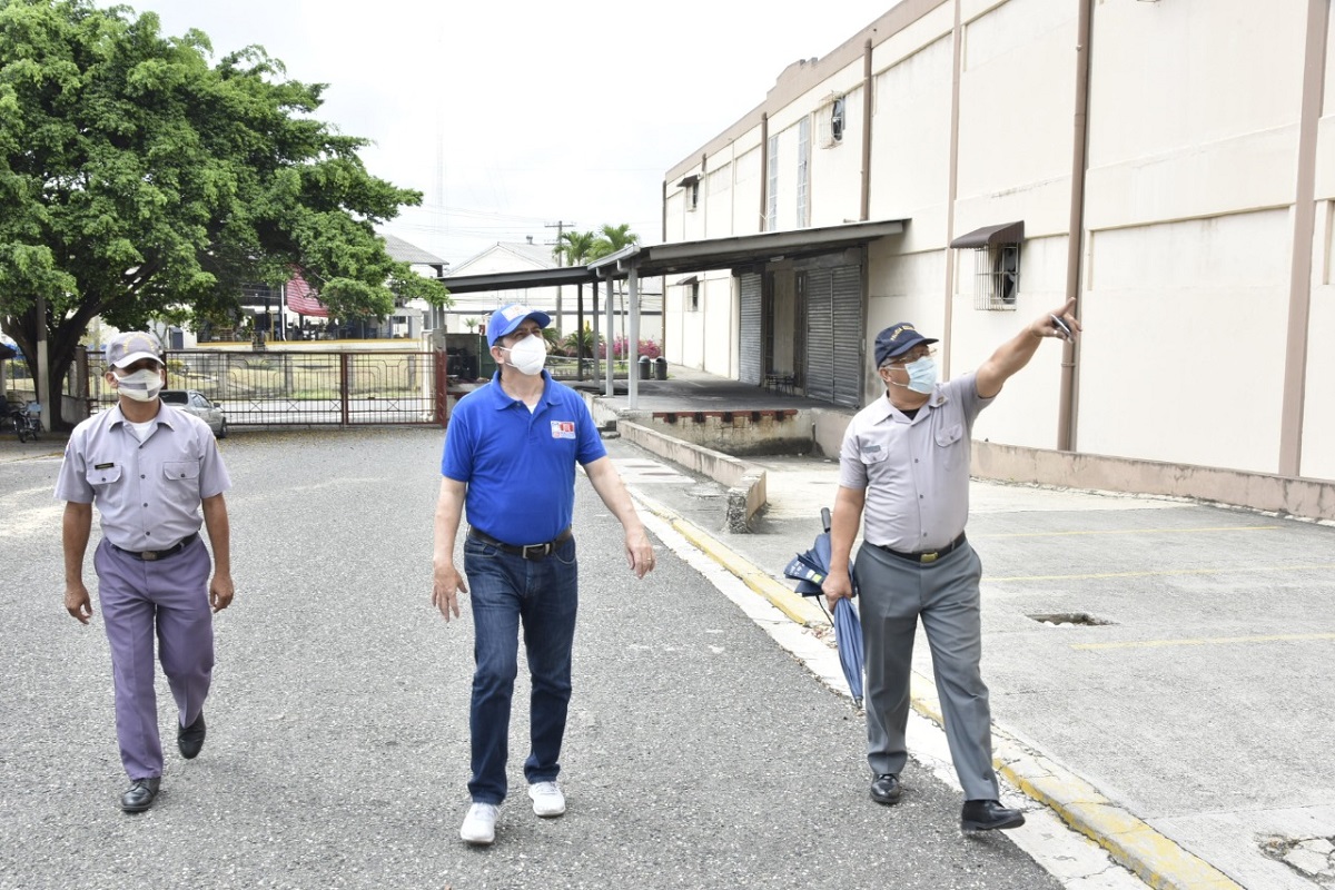  imagen Una comisi&oacute;n del Ministerio de Educaci&oacute;n (MINERD) supervis&oacute; las labores de seguridad desplegadas en cada uno los almacenes (centro de acopio) utilizados por esta instituci&oacute;n para resguardar los bienes propiedad de la comunidad educativa. 