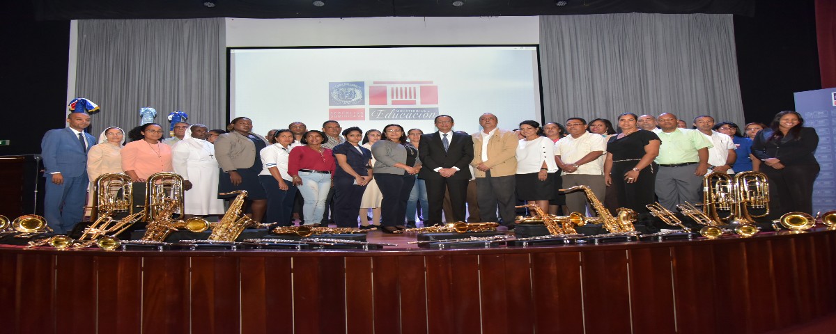  imagen Ministro Pe&ntilde;a Mirabal durante la entrega de los instrumentos musicales.&nbsp; 
