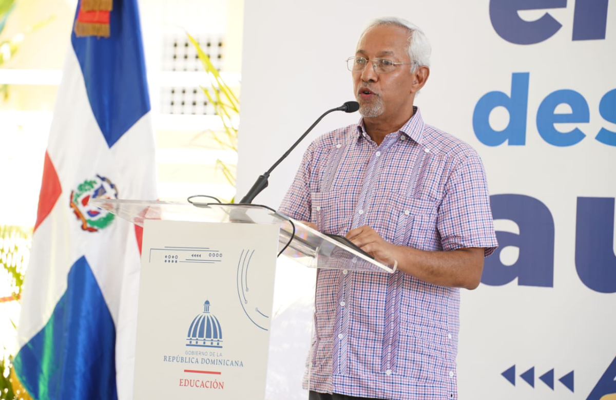  imagen Presidente Abinader, ministro Hern&aacute;ndez y otras personalidades durante corte de cinta. 