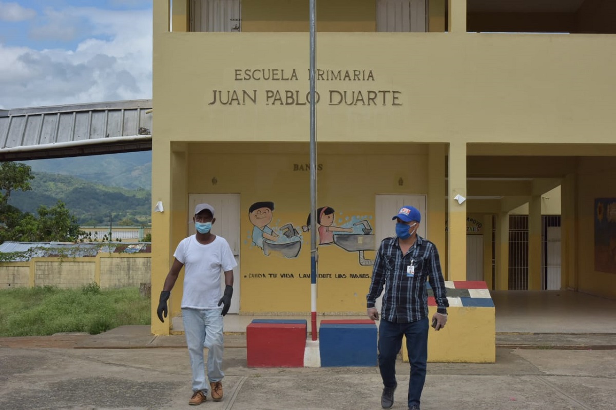  imagen Personal del MINERD en el Centro Educativo Juan Pablo Duarte 
