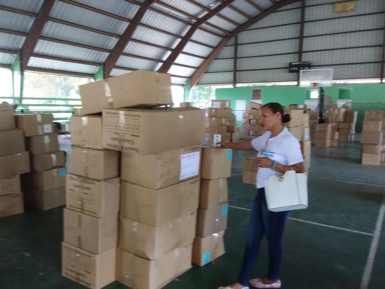  imagen Estudiantes disfrutando de racion alimenticia escolar. 