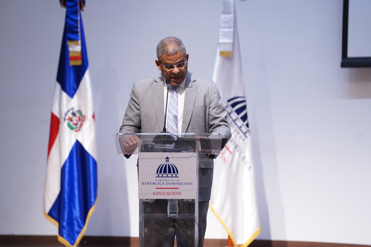  imagen Viceministra de Educaci&oacute;n de Asuntos T&eacute;cnicos y Pedag&oacute;gicos, Ancell Scheker, junto a estudiante y otras autoridades. 