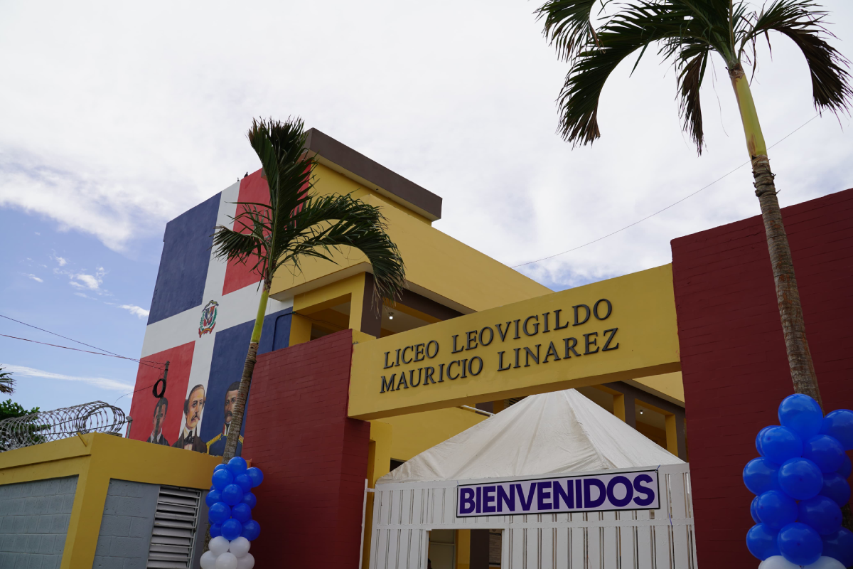  imagen Presidente Luis Abinader corta la cinta para inaugurar centro estudiantil 