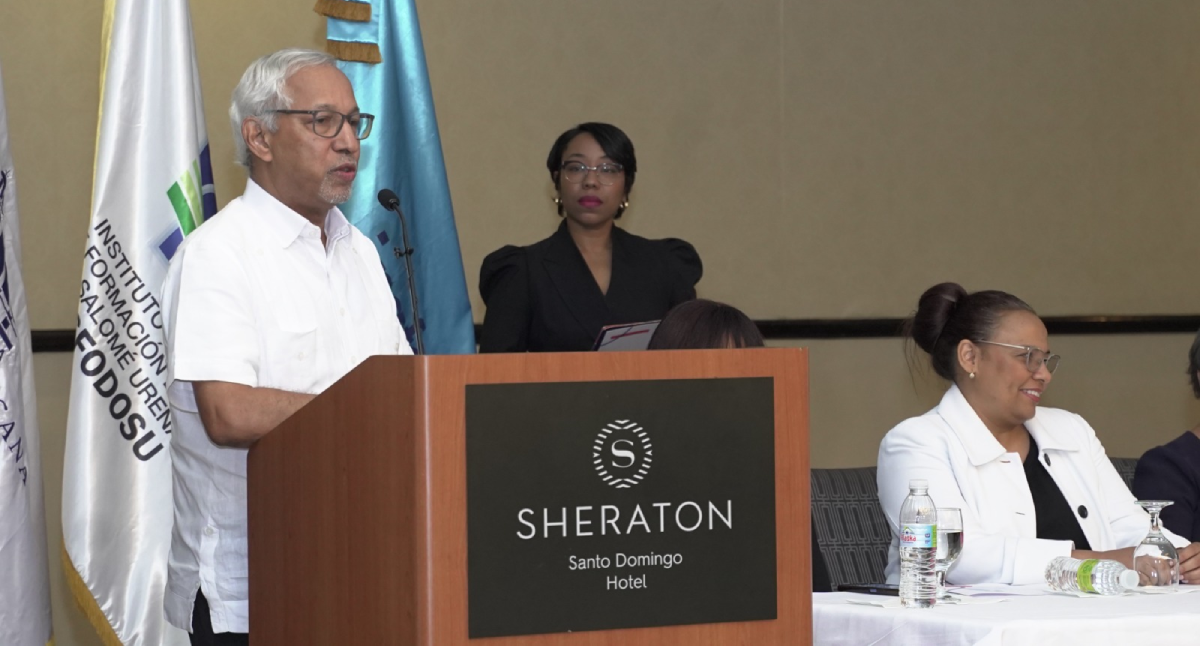  imagen Ministro de Educaci&oacute;n habla al p&uacute;blico presente. 