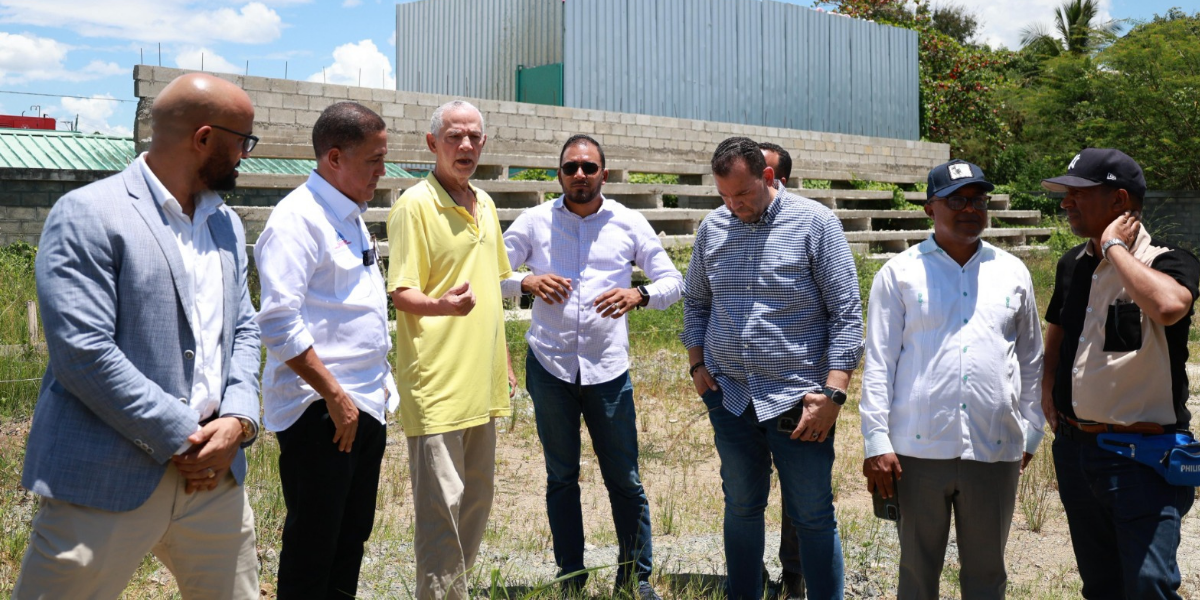  imagen Viceministro Francisco D&rsquo;&Oacute;leo y el director de Infraestructura Escolar, Roberto Herrera 
