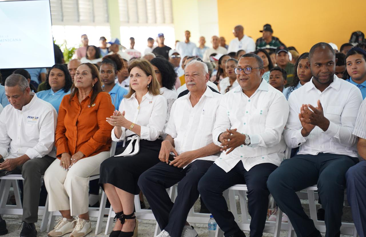  imagen La vicepresidenta de la Rep&uacute;blica, Raquel Pe&ntilde;a corta la cinta de la inauguraci&oacute;n del liceo San Isidro, ubicado en el distrito municipal La Reforma, en el municipio Villa Riva, provincia Duarte 
