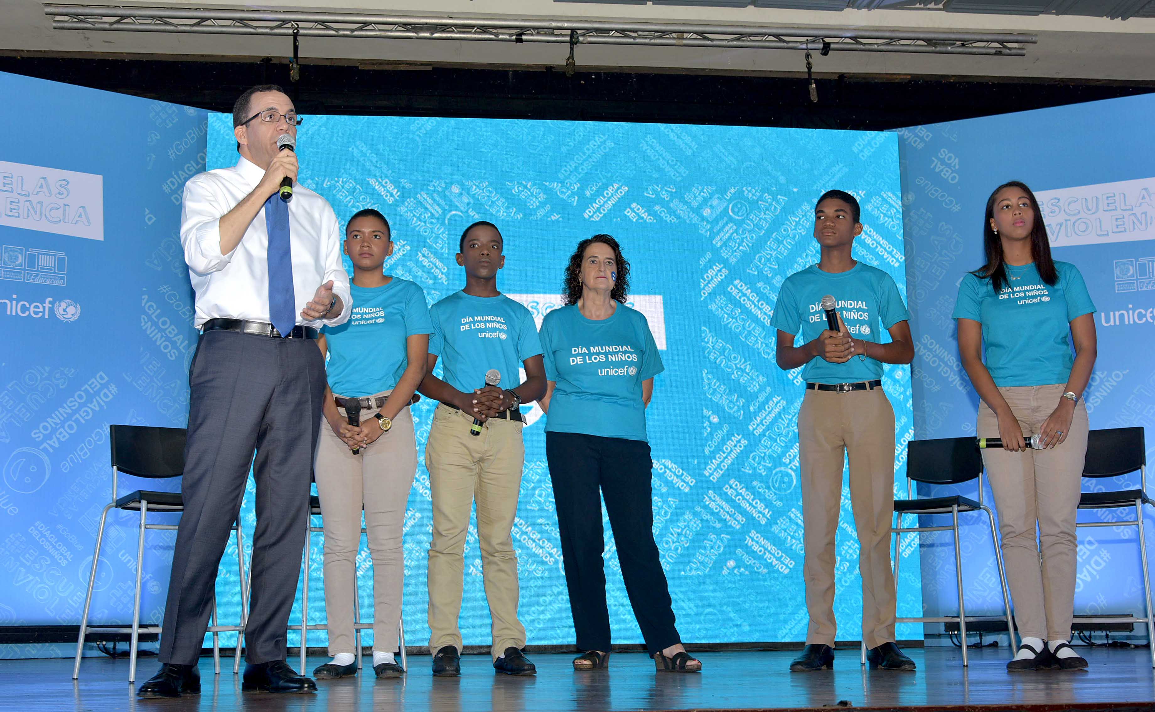  imagen Ministro Andr&eacute;s Navarro de pie en tarima junto a estudiantes tomandose una selfie 