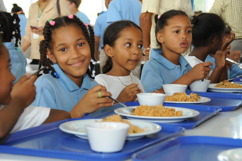  imagen Estudiantes disfrutando de racion alimenticia escolar. 