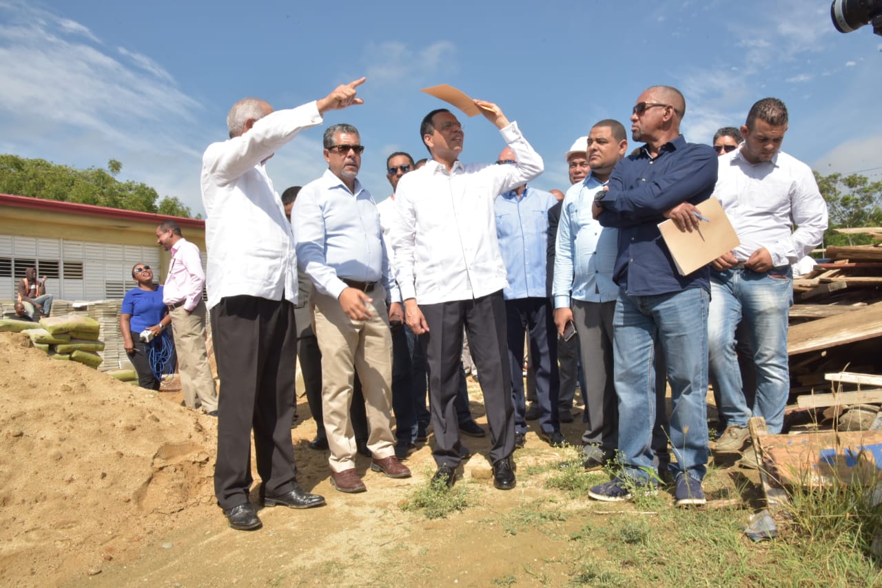  imagen Ministro Antonio Pe&ntilde;a Mirabal durante recorrido por Santiago. 