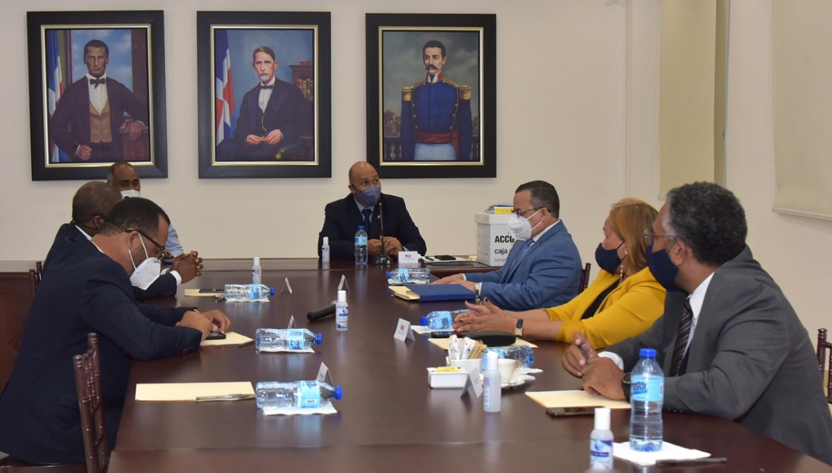  imagen Director de Gabinete Ministerial, Henry Santos, y el profesor Julito Fulcar 