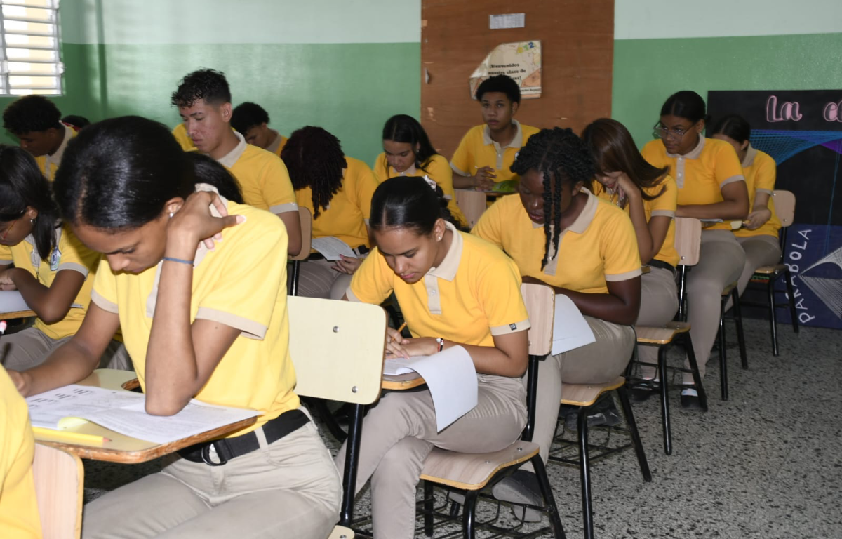  imagen Estudiantes iniciaron este lunes la primera convocatoria a las Pruebas Nacionales. 