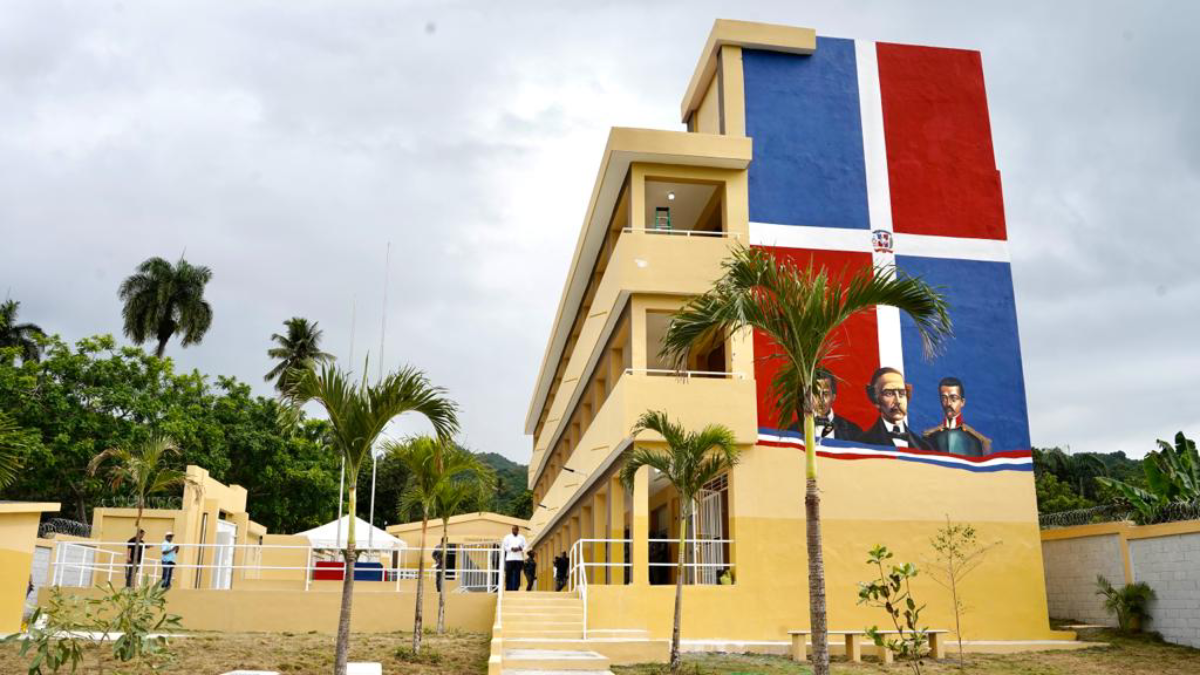  imagen Vicepresidenta de la Rep&uacute;blica, Raquel Pe&ntilde;a y viceministro de Supervisi&oacute;n y Control de la Calidad Educativa, Oscar Amarg&oacute;s participan en la ceremonia de inauguraci&oacute;n de centro escolar. 