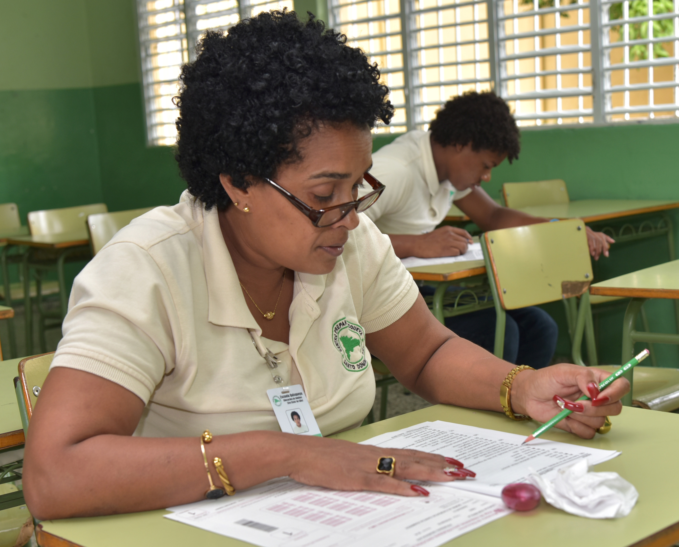  imagen Estudiante de modalidad adulta durante evaluaci&oacute;n. 