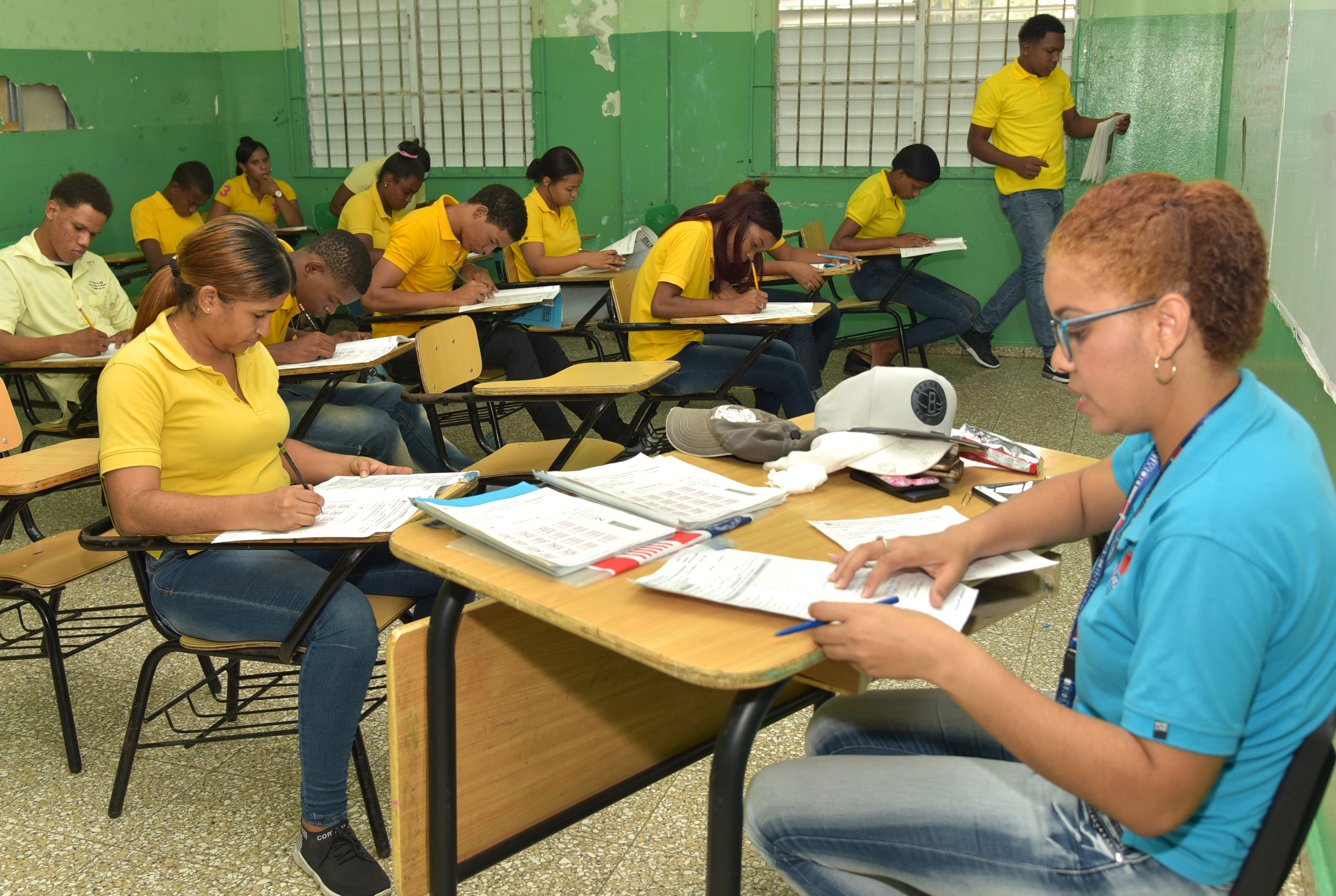  imagen Estudiante de modalidad adulta durante evaluaci&oacute;n. 