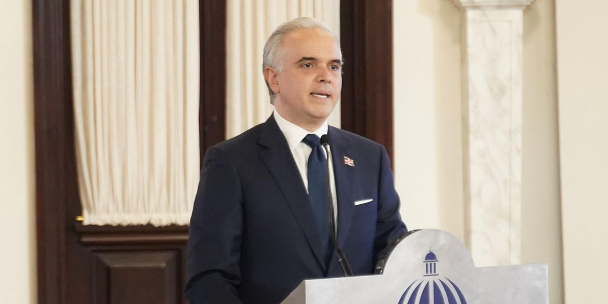  imagen El presidente de la Rep&uacute;blica, Luis Abinader, encabez&oacute; este martes, junto a la vicepresidenta Raquel Pe&ntilde;a, la ceremonia de entrega de la Medalla al M&eacute;rito Magisterial 2026 