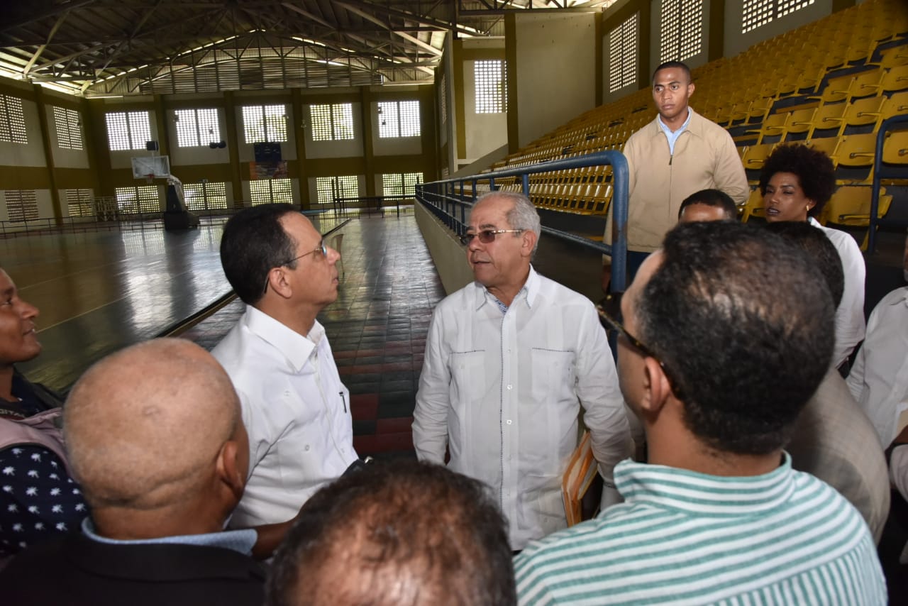  imagen Ministro Antonio Pe&ntilde;a Mirabal durante recorrido por Centros Educativos de Monte Plata. 