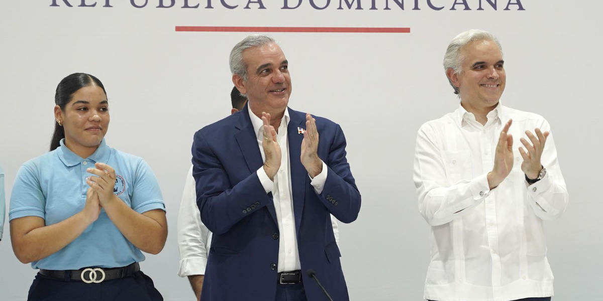  imagen El presidente Luis Abinader junto al ministro de Educaci&oacute;n, Luis Miguel De Camps 