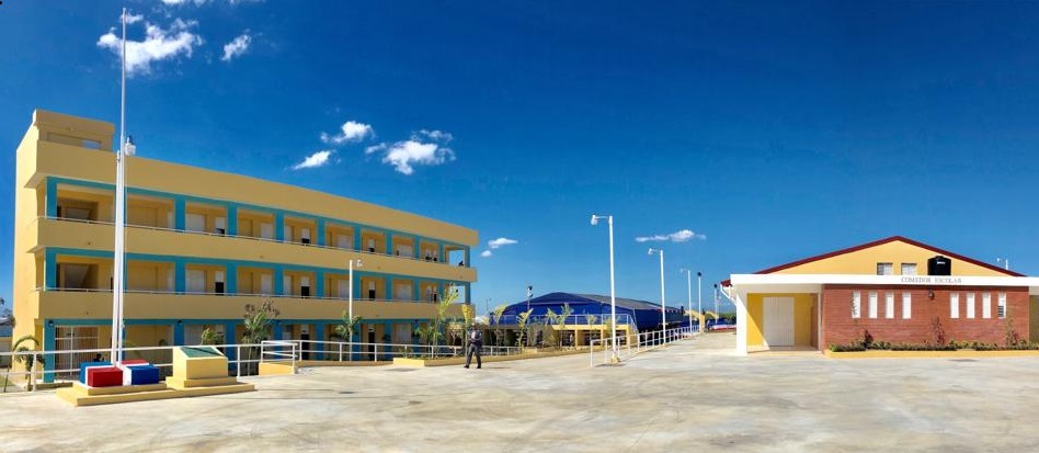  imagen Presidente Danilo Medina de pie cortando cinta junto a autoridades educativas en acto de entrega de dos centros educativos y dos estancias infantiles en Boca Chica y Santo Domingo Este 