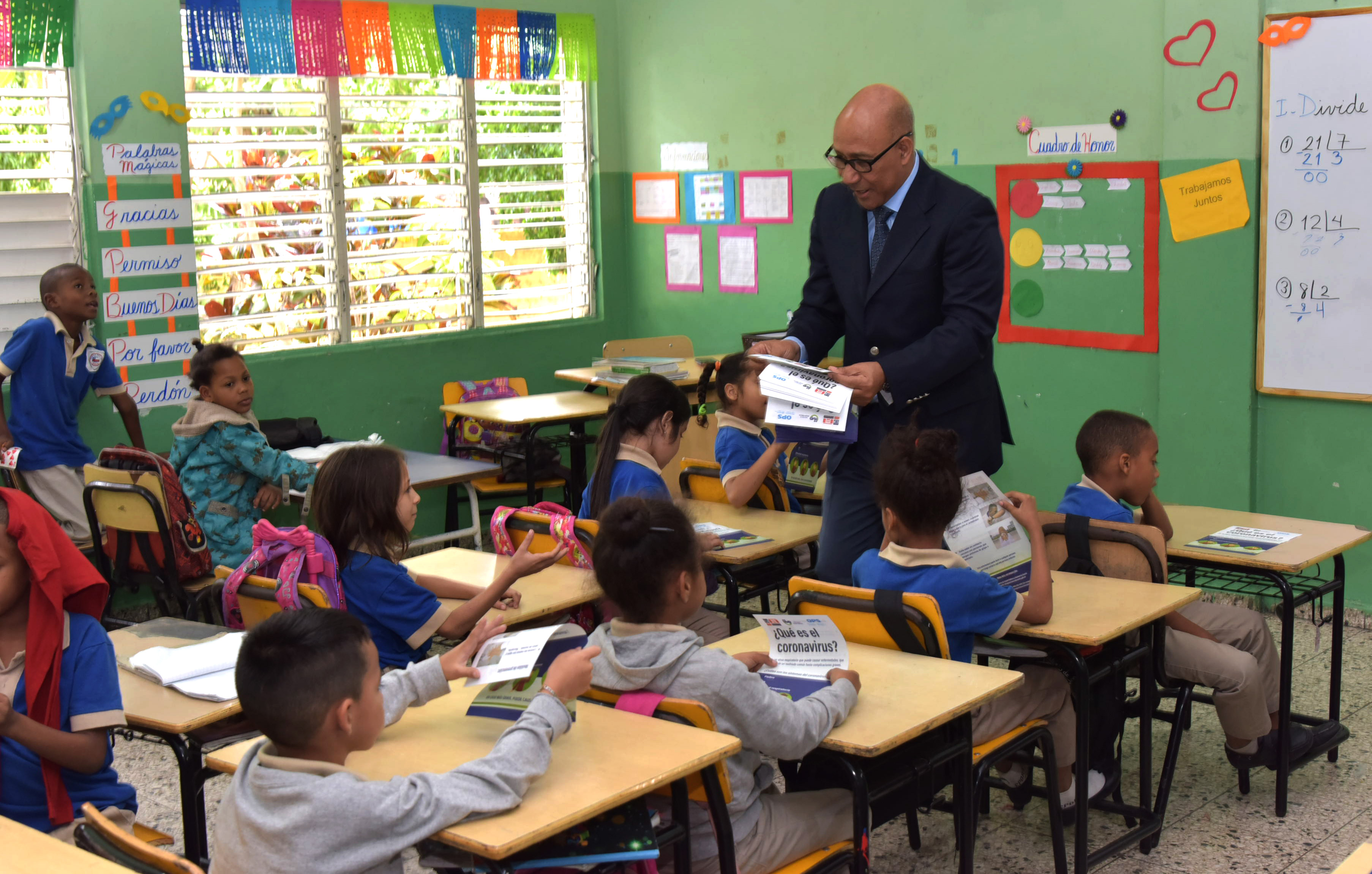  imagen Director de Gabinete del MINERD, Henry Santos, entrega material preventivo sobre el Coronavirus a estudiantes de la escuela Rep&uacute;blica de Chile. 