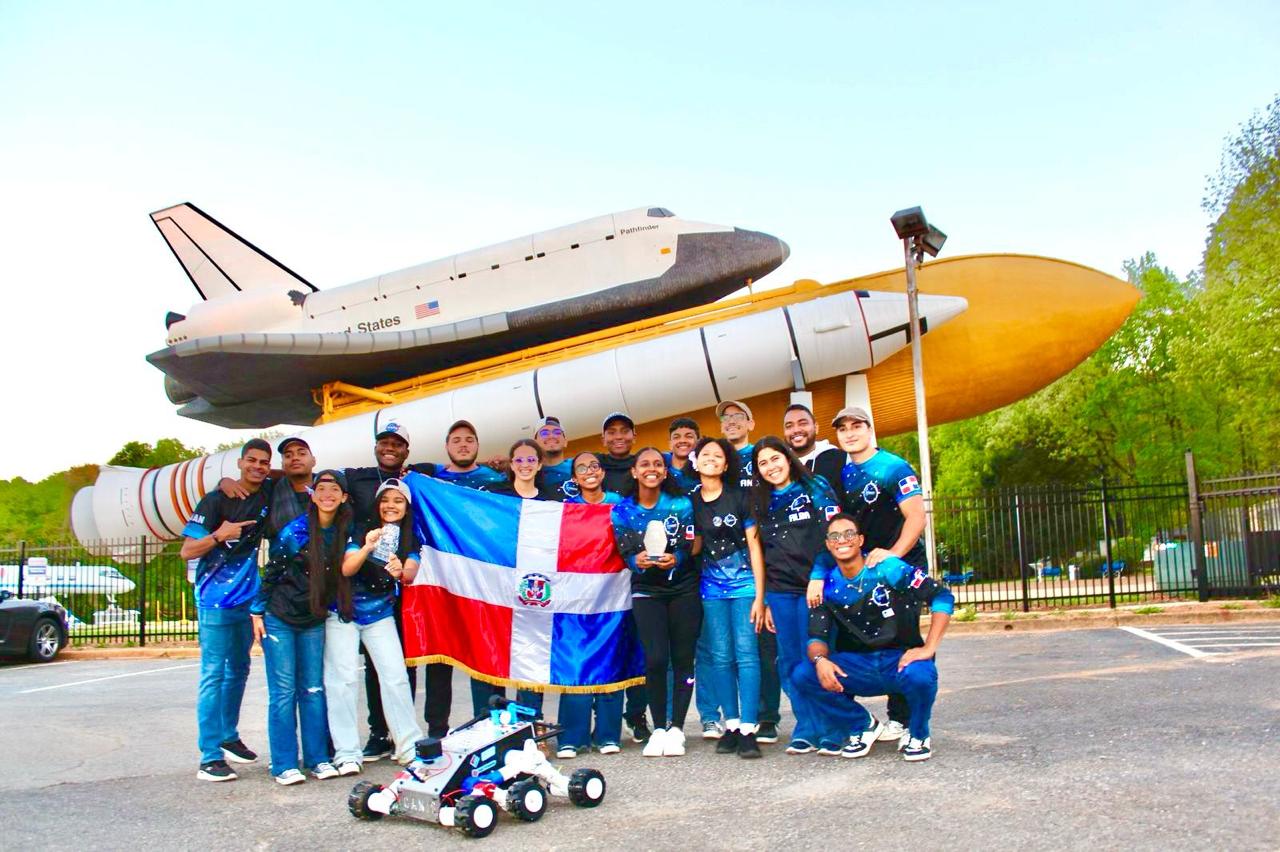  imagen Grupo de estudiantes sonrien y muestran bandera dominicana. 