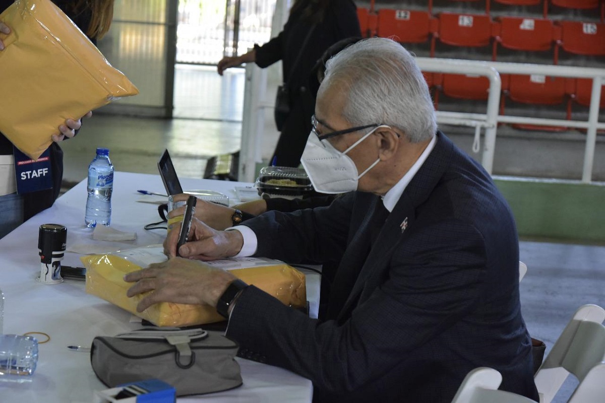  imagen Con una concurrencia sin precedentes, guardando distanciamiento y con alto nivel de organizaci&oacute;n y metodolog&iacute;a, el Ministerio de Educaci&oacute;n realiz&oacute; el pasado viernes el proceso de recepci&oacute;n de ofertas para la reparaci&oacute;n y acondicionamiento de centros educativos, en una exitosa jornada caracterizada por el cumplimiento de la ley y la transparencia. 