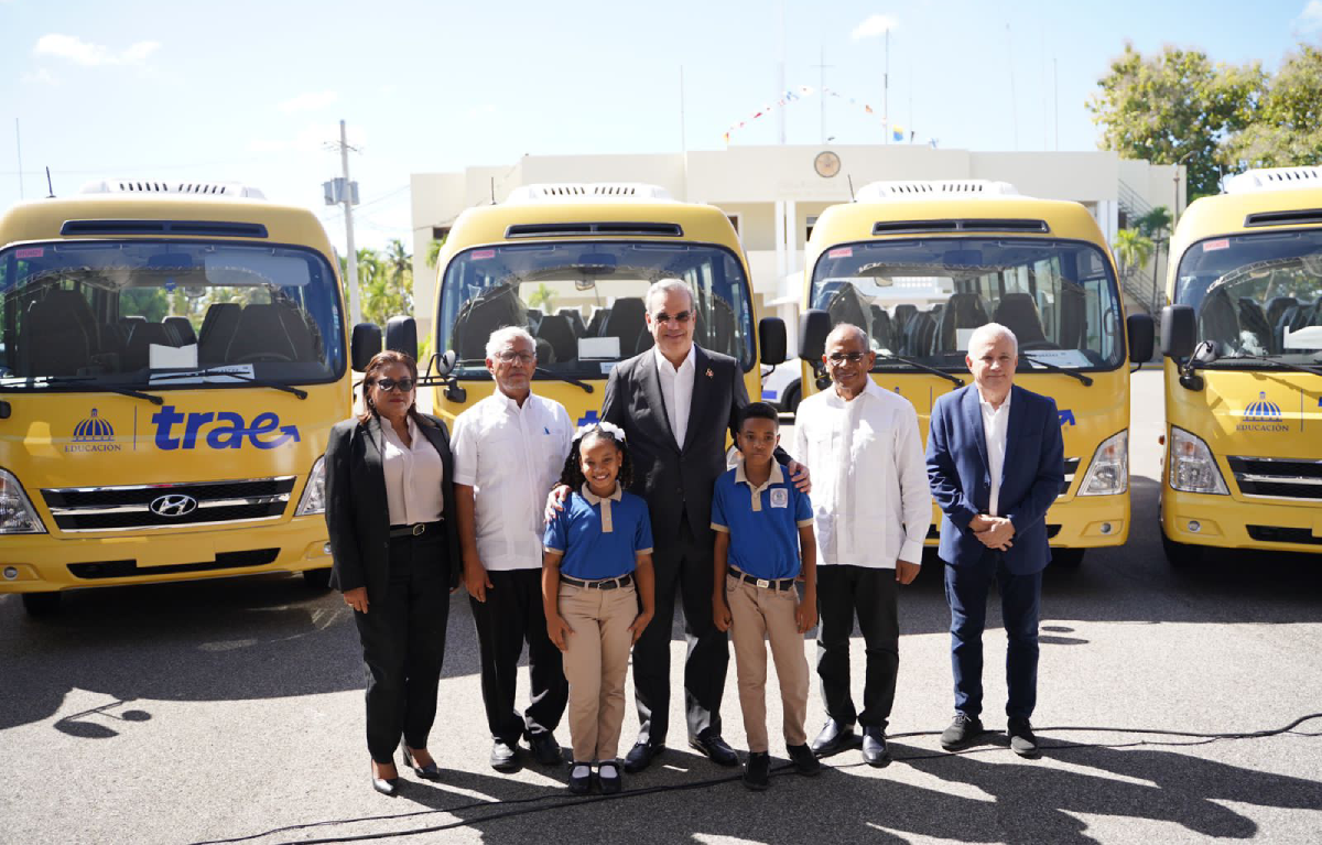  imagen Presidente Abinader y ministro de Educaci&oacute;n juntos a otras personalidades durante evento. 